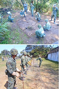 上圖:執行道路爆破作業測驗。下圖:架設阻絕設施。(圖/文:謝佳熹)