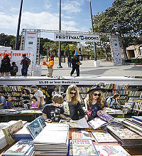 號稱美國規模最大的洛杉磯時報書展在洛杉磯南加州大學校園舉行,每年書展都吸引超過15萬親子遊免費入場書展活動。 (圖:華人今日網)