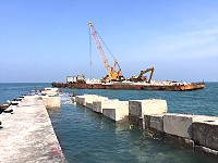 北竿橋仔漁港碼頭突堤延伸工程進入最後堤面加高工序,若海象配合預估在6月前完成。(圖/文:陳鵬雄)