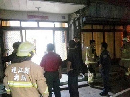 清水村108號民宅3樓初判除濕機電線走火潑及沙發燃燒竄出濃煙,火勢迅速控制。(圖/馮紹夫)