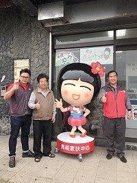 充滿馬祖特色的家扶娃娃來了!以風燈為設計主軸,頭戴石榴花造型相當可愛, 馬祖家扶中心扶幼主委陳書建歡迎大小朋友停下腳步,與可愛的馬祖家扶娃娃拍照。(圖:馬祖家扶中心)