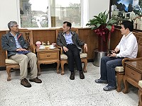 　海大海洋中心主任蔣國平拜會縣府，並指出馬祖藍眼淚是正常海洋生態現象。（圖／文：吳嘉榮）