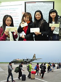 天氣因素約200人滯留馬祖,今年C130首次支援馬祖疏運任務;遊客首次搭乘軍機,開心拿著軍機機票留念。(圖/文:馮紹夫)