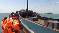 亮島守備隊通報,海巡東引分隊積極出動,查獲大陸販油船並押解至南竿偵辦。(圖:馬祖海巡隊)