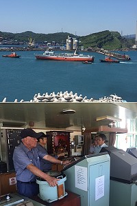 　臺馬輪昨上午由港勤拖船拖帶進港，兩艘引水船及海巡PP-2030艇一旁戒護；張龍德到場了解狀況，各單位展開後續工作。（圖：交通部航港局）