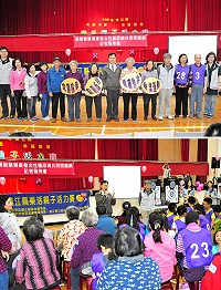 衛福局召開建構智慧健康整合性糖尿病共同照護網記者發佈會,邀請參加4G糖尿病計畫的病友及醫護人員上台與縣長、局長合影,一起高呼口號「我使用遠距照護一點通2.0 APP」!(圖/文:曹重偉)