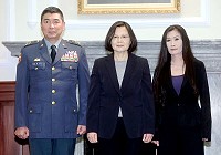 　東引籍陳寶餘授階二級上將，總統28日主持晉任副參謀總長兼執行官佈達後合影留念，右為陳寶餘太太。（圖：總統府新聞室）