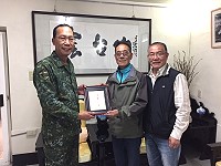 帶著感恩與敬意,南竿青檀澳道祖廟主委曹祥通、議員曹以標代表住民致贈馬祖防衛指揮部及部隊感謝紀念牌。(圖:本報編輯部)