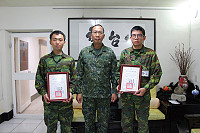 　指揮官與優秀屆退役男合照。（圖／文：鄭凱仁）