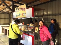 桃園橋愛新村賣蔥油餅30年曹金花最近返鄉在山隴臨時市場設攤正式開賣。(圖:本報編輯部)