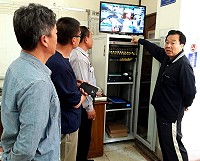 東引警察所新設監視器,畫質清晰、視角寬廣,議長張永江、鄉長楊雲成都表示讚賞,並認為是維護治安的好幫手。(圖:連江縣議會)