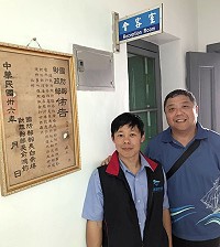 香港城市大學教授景祥祜(右),向東引燈塔主任楊雅量說明36年國防部長白崇禧頒布的「軍令狀」,影響深遠,讓古蹟燈塔得以保存和傳承。(圖/文:陳其敏)