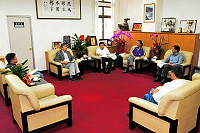 　因應客源減少及設籍免費問題，莒光海運行2日下午會同相關航運業者前往縣議會陳情，由議長張永江接受陳情及聽取建言。（圖／文：曹重偉）