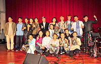 　小老鷹樂團搭上馬祖春藝旋風，由主唱小實帶來8首由在地詩人作品譜上自創旋律之後的歌曲，歌聲婉約、曲曲動聽，讓聽眾度過溫馨夜晚。（圖／文：曹重偉）