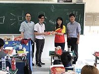 　教育處科長曹琇君和馬中家長會副會長吳健忠6日前往馬中致送考生餐盒，關心大家考試情況。（圖／文：吳嘉榮）