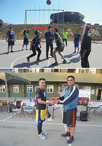 (上圖)南竿守備大隊舉辦籃球比賽。(下圖)參謀主任為優勝隊伍頒發團體獎金。(圖/文:鄭凱仁)