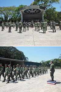 (上圖)機步連實施軍歌驗收。(下圖)參賽弟兄搭配整齊劃一的步伐齊唱軍歌。(圖/文:吳誌益)