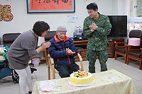 主任與在場其他依公依嬤一同為宋伯伯唱生日快樂歌。(圖/文:謝佳熹)