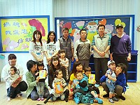 東引鄉公共托育中心舉辦「擁抱母愛,真馨禮讚」活動,議長張永江等人也到場向偉大母親獻上祝福。(圖:東引鄉公共托育中心)
