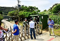 　東引鄉民代表會、鄉公所到燕秀潮音景點考察，在衛兵哨處停留溝通10餘分鐘，仍不得其門而入。（圖：東引鄉民代表會） 