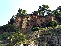 白沙海線道路上方坡地9、10日要進行預防性土石剝離施工,將採局部交管或改行原山線替代道路。(圖/文:陳鵬雄)