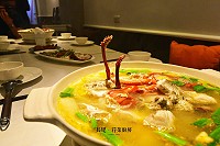 東引老字號「長堤咖啡簡餐店」從4月改名「長堤.荇菜廚房」無菜單料理餐廳,主打正宗漁夫菜。(圖:長堤荇菜廚房提供)
