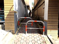 傳統巷道設車阻欄杆,公所表示是基於行人安全考量。(圖/文:陳鵬雄)