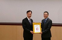 航港局副局長李雲萬是馬祖港埠建設重大推手,昨日縣長劉增應頒贈榮譽縣民證,感謝其貢獻。(圖:連江縣政府)