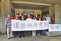 　東引鄉民代表會發起拉布條在代表會大門前，抗議東引軍方無預警關閉「燕秀潮音」景點。（圖：東引鄉民代表會）