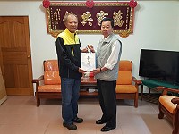 議長張永江致贈特產給山貓國際旅行社創意總監邱晨,感謝其大力推動馬祖旅遊行程。(圖:連江縣議會)
