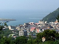 　北竿塘岐馬鼻灣外海出現一條數十公尺長的攔截索，這是為防止海漂垃圾入侵的設施，是否能有效阻隔來自海上的垃圾，過一陣子南風季時就要接受考驗了。（圖與文：陳鵬雄）