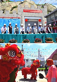 　東引發電廠新增緊供發電機組竣工，縣長劉增應、議長張永江、台電公司副總經理黃鴻麟、馬祖區營業處處長張毓哲、東引電廠廠長林耀宏、鄉長楊雲成、指揮官廖建興等人共同按鈕，啟動新機組運轉。（圖／文：陳其敏） 