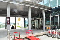 　福澳旅運大樓通風不佳，港務處表示吸菸區將移至側門。（圖／文：馮紹夫）