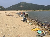 　農曆大潮讓后澳沙灘再度湧入大量海漂垃圾。（圖／文：陳鵬雄）