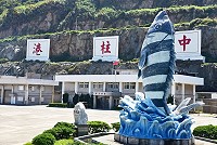 　東引中柱港區的條紋石鯛，因為內部支撐結構鏽蝕嚴重，即將功成身退，並打造嶄新的雕塑替代。（圖／文：陳其敏）