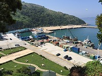 北竿白沙港是全鄉最重要的門戶，不論客、貨運的年吞吐量都持續增加，尤其客運方面105年突破了30萬人次，政府的相關港埠設施也在不斷的建設整備之中，以因應未來客貨成長需求。（圖與文：陳鵬雄）