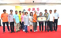 　東引鄉慶祝母親節，表揚模範母親林日金女士，氣氛溫馨愉悅。　（圖／文：陳其敏） 