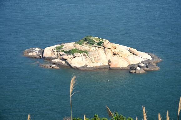 北竿芹壁龜島最像的角度，拍攝須潮水和天氣要配合，水要清，春末大潮之後中小潮。（圖／文：陳鵬雄）