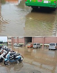 瞬間豪雨造成塘岐舊航空站前廣場積水,手孔竟冒出陣陣惡臭的污水。(圖:王樹欽提供)