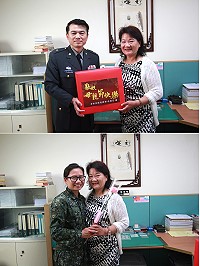 上圖:余主任致贈模範母親王女士禮品。下圖:陳士官長與母親王女士合影。(圖/文:謝佳熹)