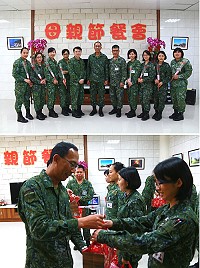 上圖:楊指揮官與母親同仁合影。下圖:楊指揮官為母親同仁獻上康乃馨與禮品。(圖/文:吳誌益)