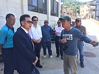 縣長劉增應與議長張永江在橋仔聽取漁民對碼頭設施改善建議。(圖/文:陳鵬雄)