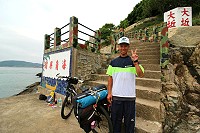 　38歲的水泥工謝建中在馬祖完成全國離島單車露營的最後一塊拼圖。（圖：謝建中、陳鵬雄）