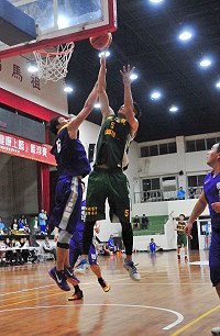 　健康上籃16日晚間進行2場激烈賽事，飛龍免稅張家榮挺身力抗衛教聯隊，連切帶投獨得34分，相當犀利，在驚滔駭浪中保住球隊不敗之身。（圖／文：曹重偉）