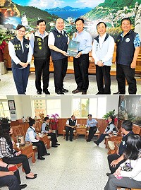 關心地區新移民業務執行情形,移民署主任秘書林興春一行拜訪縣府,受到縣長劉增應熱情歡迎,也藉此機會大力推銷馬祖好酒。(圖/文:曹重偉)