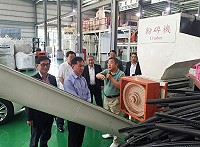 因應海漂垃圾問題及改善處理模式,縣長劉增應、議長張永江、環境資源局長張壽華一行18日專程赴台考察新一代廢棄物處理技術,將做為環資局往後引進新機具的重要參考。(圖:連江縣環境資源局)