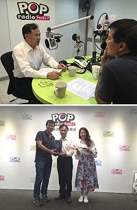 劉增應19日上午接受Pop Radio台北流行廣播電台蔡詩萍專訪談馬祖國際馬拉松暨致贈馬祖高粱酒給製播團隊,推銷馬酒。(圖:連江縣政府)