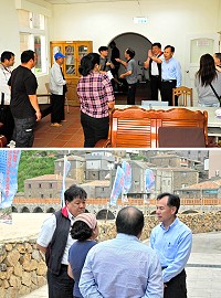 端午佳節在即,縣長劉增應下鄉致贈南竿鄉各村低收入戶、中低收入戶老人及身心障礙者慰問金,停留片刻與受贈者噓寒問暖,讓他們在傳統節慶來臨之前,及時感受到政府的關懷與溫暖。(圖/文:曹重偉)