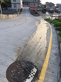 橋仔村污水管路阻塞,大量的污水由手孔溢流至馬路面。(圖/文:陳鵬雄)