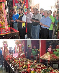 為慶賀白馬尊王聖誕千秋,山隴境白馬尊王廟委會23日特舉辦祝壽活動,由主委陳書建率多位長老、幹部共同捻香祈福,祈求白馬尊王保佑闔境平安。(圖/文:曹重偉)
